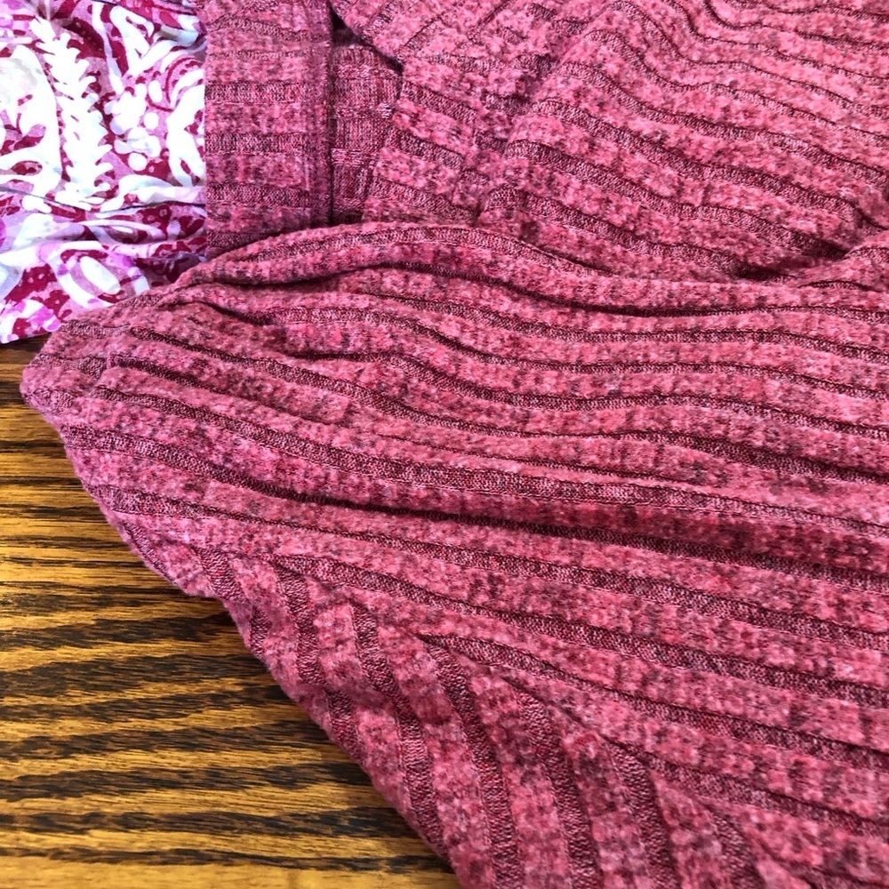 Chic Red Ribbed Knit Top - Picture 6 of 6